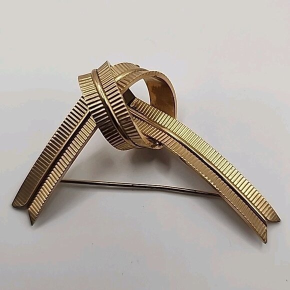 Vintage Signed Winard Ribbon Brooch Pin 12k GF Gold Filled 1/20 Textured Knot - Picture 1 of 4
